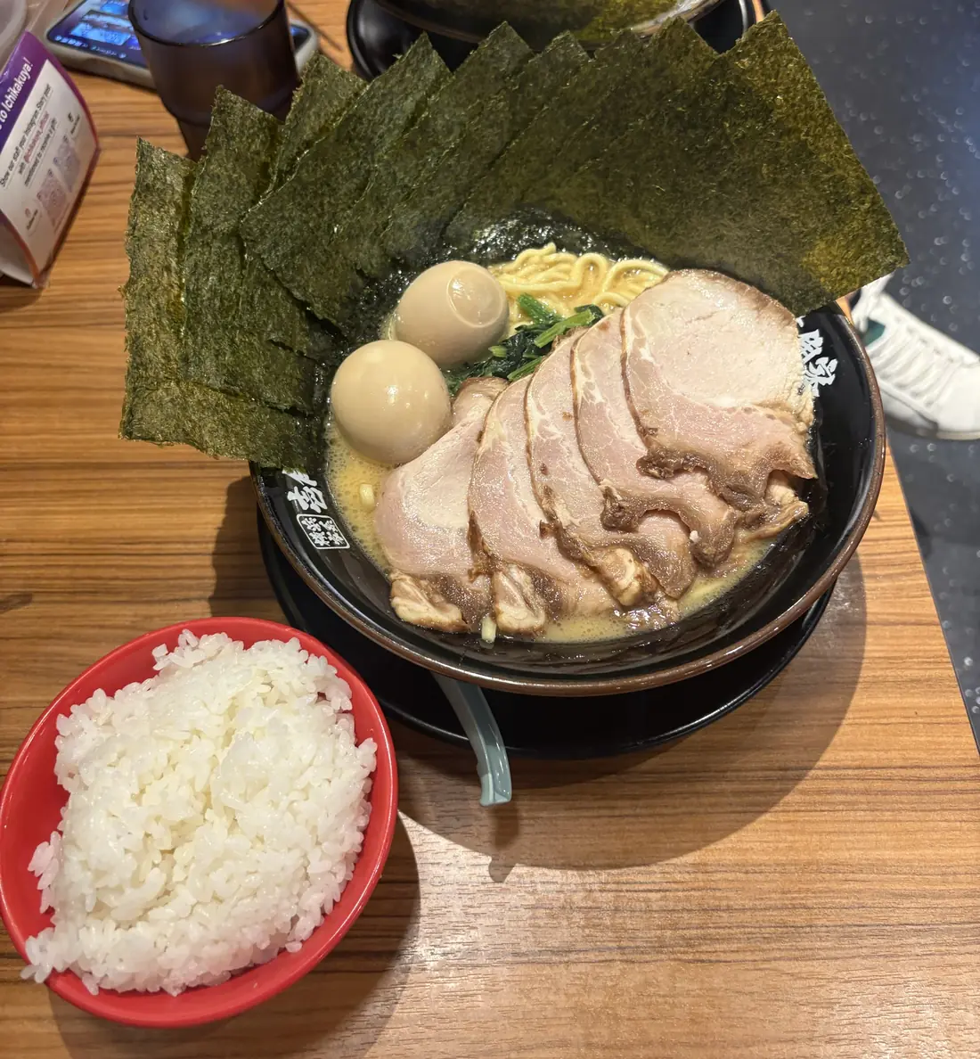 8月12日に川越を10時間飲み食べ歩いた〆に食べた家系ラーメンの大盛りとライス。海苔、チャーシュー、味玉が乗っている