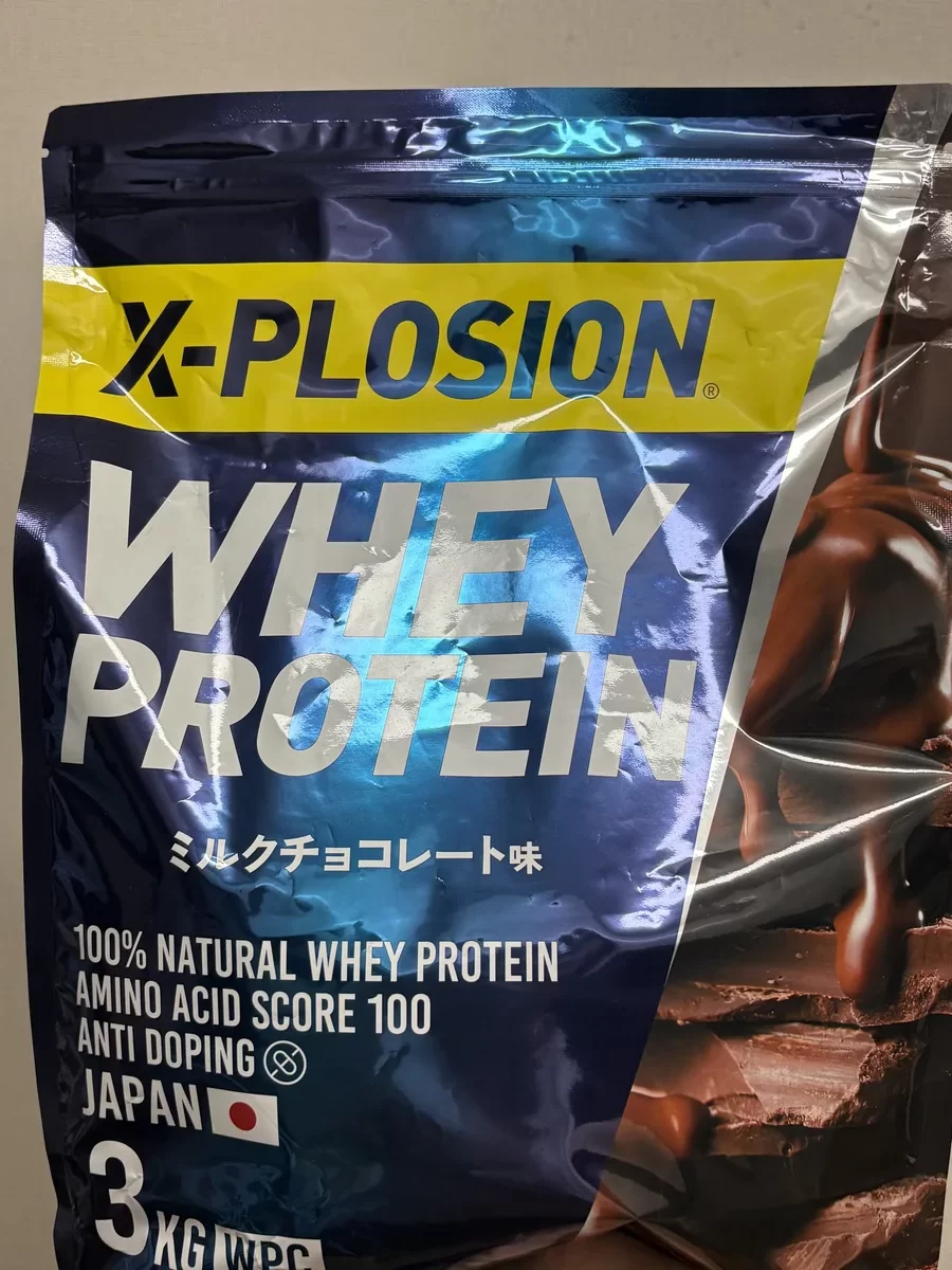 実際に購入したエクスプロージョンのホエイプロテイン3kg、ミルクチョコレート味の袋。