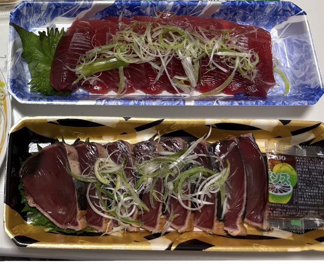 パックに入ったマグロの刺身とカツオのたたき